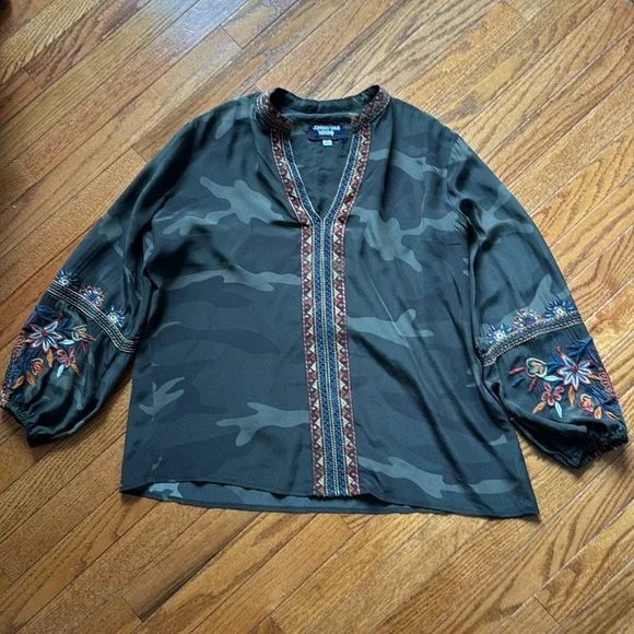 JOHNNY WAS Laila Paris Embroidered Effortless Silk Camo Blouse Top Size Small - Picture 3 of 5